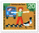 Stamp: Junge schützt Enten auf der Straße
