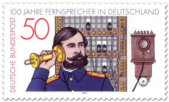 Briefmarke: Altes Telefon (Fernsprecher) und Vermittlungsbeamter