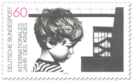 Briefmarke: Junge und Gebäude (Jahr des Kindes)