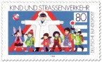 Briefmarke: Kinder auf der Straße mit Polizist